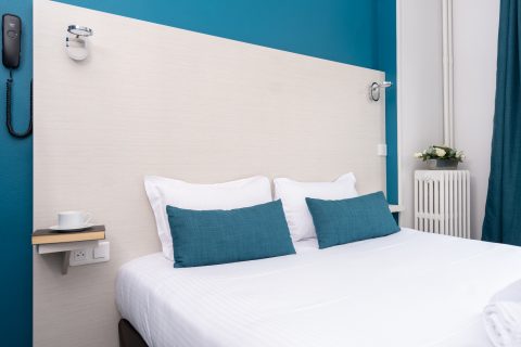 chambre double confort bleue et blanche, vue sur les oreillers
