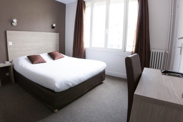 Comfort double room with double bed and desk