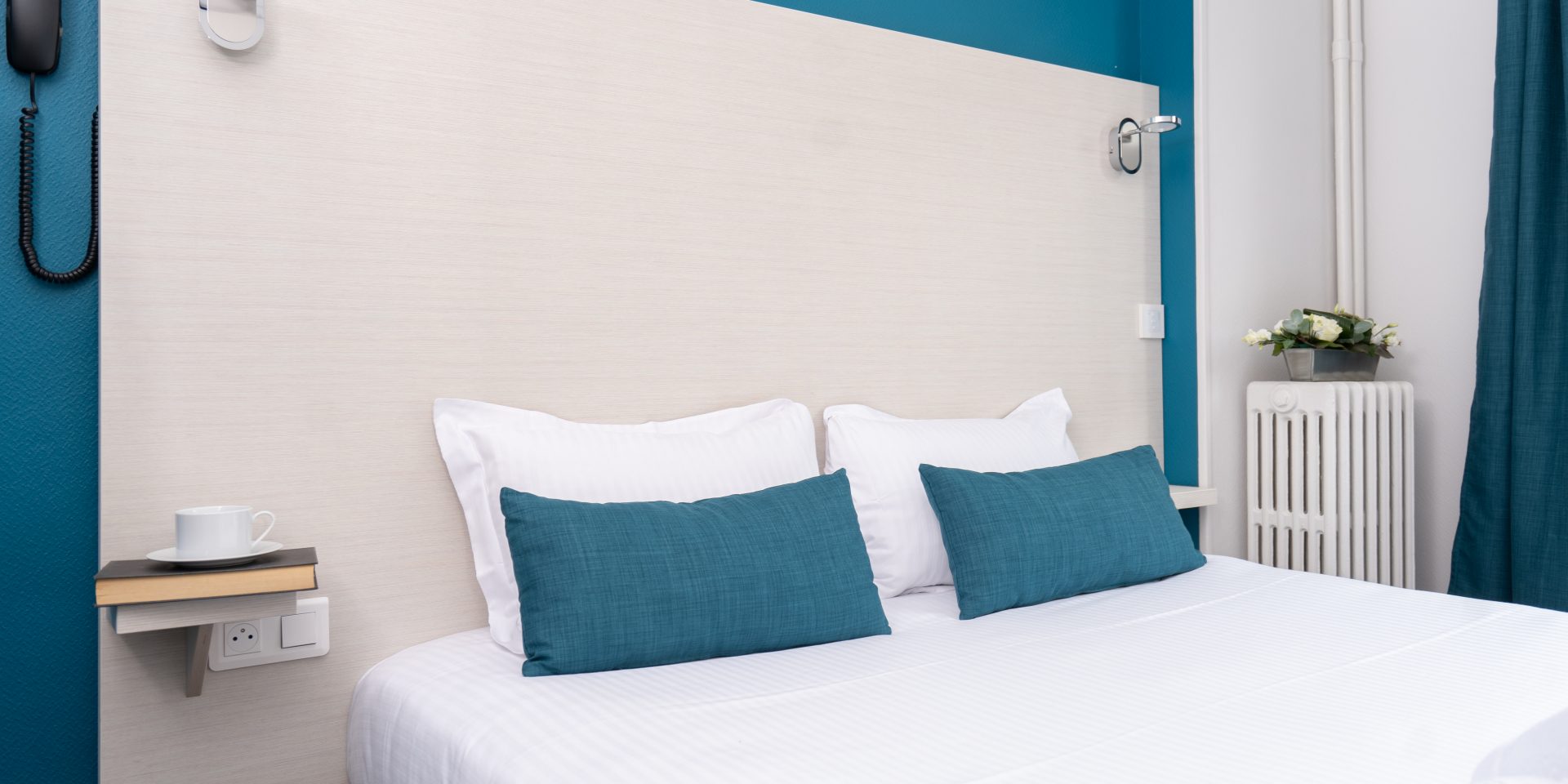 chambre double confort bleue et blanche vue sur le haut du lit